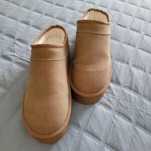 Womens American Eagle slides